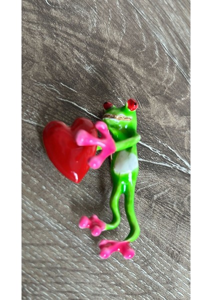 Broşyeşil Kurbağa Elinde Kırmızı Kalp Anlamlı Şık Broş fırsatları