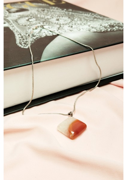 Akik Doğal Taşı Zincirli El Yapımı Kolye Uç: 3 cm Zincir: 20 cm Kutulu