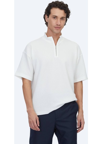 Ekru Desenli Dik Yaka T-Shirt