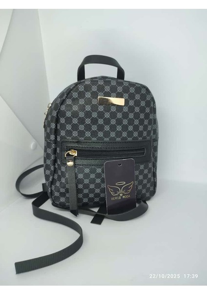 Kadın Vizör Monogram Desenli Sırt Omuz Çanta 19X24CM modelleri