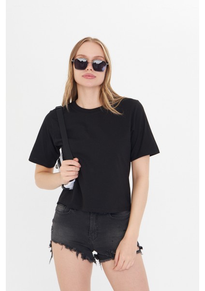 Kadın Siyah Yuvarlak Yaka Regular Fit Normal Kesim T-Shirt Tişört