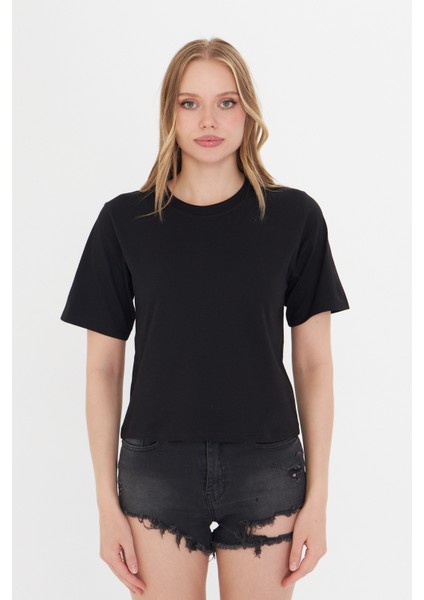 Kadın Siyah Yuvarlak Yaka Regular Fit Normal Kesim T-Shirt Tişört modelleri