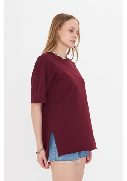 Kadın Bordo Yuvarlak Yaka Oversize Yandan Yırtmaçlı T-shirt Tişört