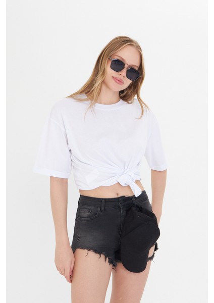 Kadın Beyaz Yuvarlak Yaka Oversize Yandan Yırtmaçlı T-Shirt Tişört