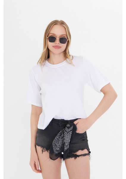 Kadın Beyaz Yuvarlak Yaka Oversize Yandan Yırtmaçlı T-Shirt Tişört fiyatları