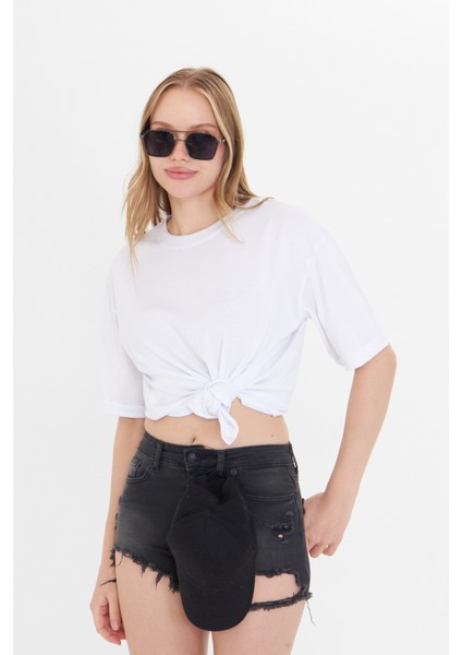 Kadın Beyaz Yuvarlak Yaka Oversize Yandan Yırtmaçlı T-Shirt Tişört modelleri