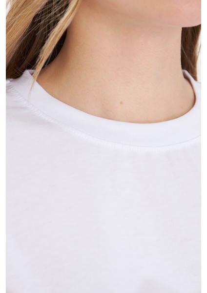Kadın Beyaz Yuvarlak Yaka Oversize Yandan Yırtmaçlı T-Shirt Tişört
