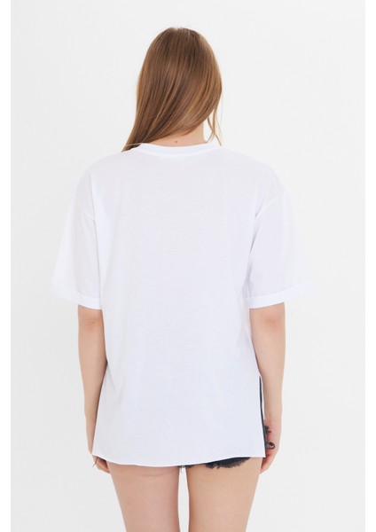 Kadın Beyaz Yuvarlak Yaka Oversize Yandan Yırtmaçlı T-Shirt Tişört