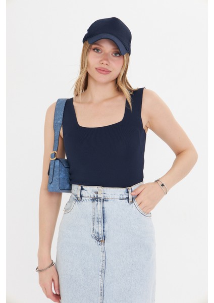 Kadın Kolsuz Kalın Askılı Ince Yazlık Kare Yaka Triko Atlet