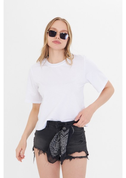 Kadın Beyaz Yuvarlak Yaka Regular Fit Normal Kesim T-shirt Tişört
