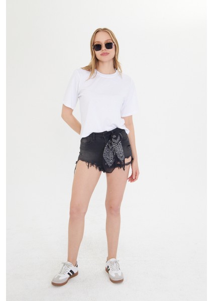 Kadın Beyaz Yuvarlak Yaka Regular Fit Normal Kesim T-shirt Tişört fiyatları