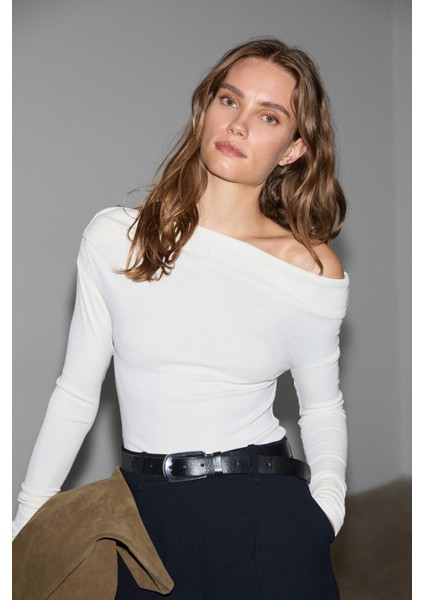 RALIVEA Kadın Kayık Yakalı Vücuda Oturan Esnek Kumaşlı Ekru Bluz