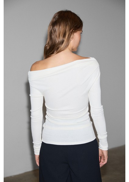 RALIVEA Kadın Kayık Yakalı Vücuda Oturan Esnek Kumaşlı Ekru Bluz