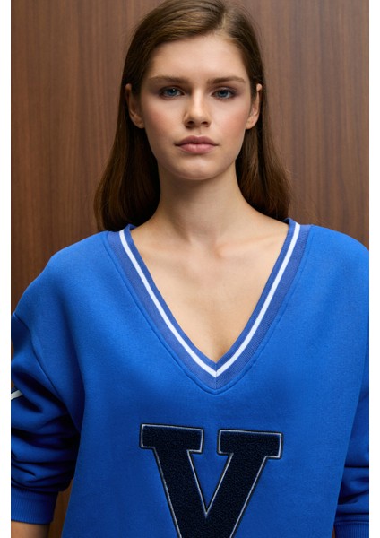 DIVINE Kadın V Yakalı Nakış Ve Patch Detaylı Mavi Sweatshirt fiyatları