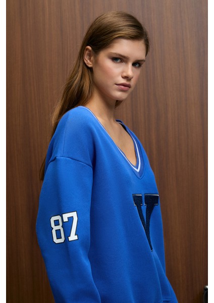 DIVINE Kadın V Yakalı Nakış Ve Patch Detaylı Mavi Sweatshirt indirimleri