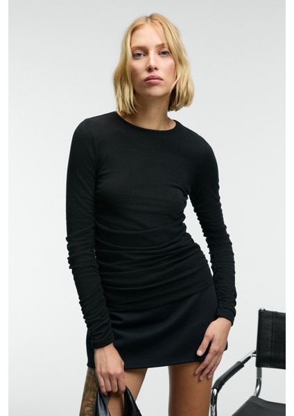 INSSAZA Kadın Vücuda Oturan Büzgülü Slim Fit Siyah Bluz fiyatları