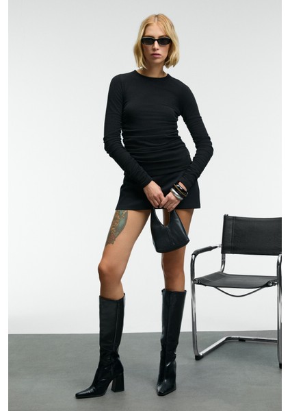 INSSAZA Kadın Vücuda Oturan Büzgülü Slim Fit Siyah Bluz modelleri