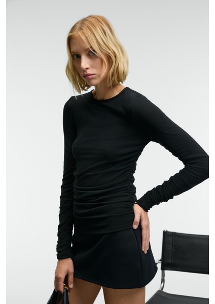 INSSAZA Kadın Vücuda Oturan Büzgülü Slim Fit Siyah Bluz indirimleri