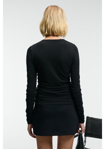 INSSAZA Kadın Vücuda Oturan Büzgülü Slim Fit Siyah Bluz