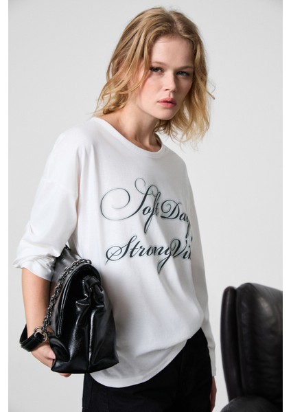 DAZULU Kadın Yumuşak Kumaşlı Baskılı Uzun Kollu Beyaz T-Shirt fiyatları