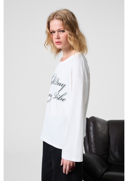 DAZULU Kadın Yumuşak Kumaşlı Baskılı Uzun Kollu Beyaz T-Shirt fırsatları