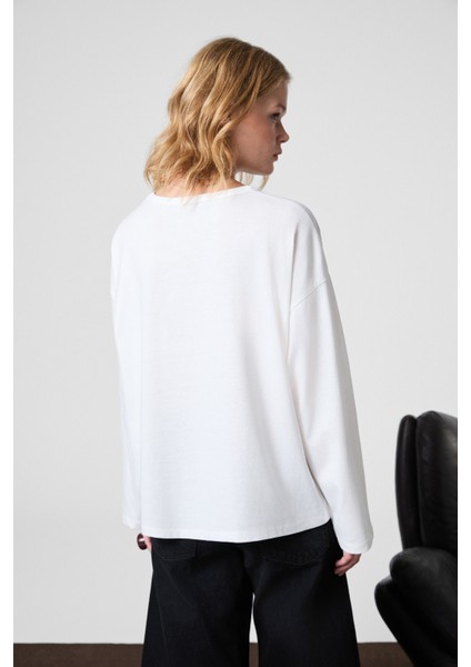 DAZULU Kadın Yumuşak Kumaşlı Baskılı Uzun Kollu Beyaz T-Shirt indirimleri