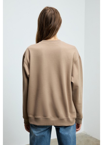 KARIUS Kadın Organik Pamuklu İçi Polarlı Oversize Yuvarlak Yakalı Açık Kahverengi Sweatshirt