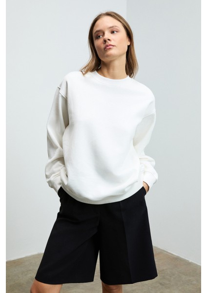 KARIUS Kadın Organik Pamuklu İçi Polarlı Oversize Yuvarlak Yakalı Beyaz Sweatshirt