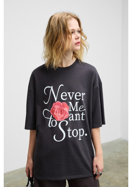 MOKILA Kadın Yumuşak Ve Esnek Kumaşlı Baskı Detaylı Bisiklet Yakalı Antrasit T-Shirt fiyatları