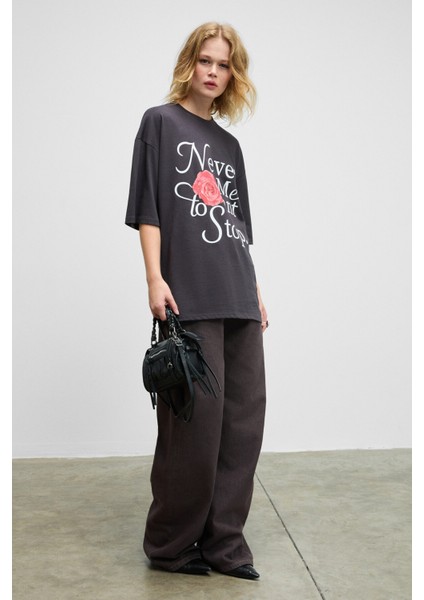 MOKILA Kadın Yumuşak Ve Esnek Kumaşlı Baskı Detaylı Bisiklet Yakalı Antrasit T-Shirt modelleri