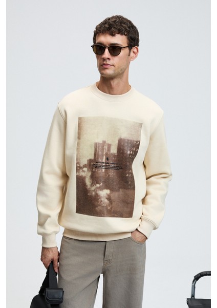 ALARIC Erkek Yuvarlak Yaka Önü Baskılı Regular Fit Ekru Sweatshirt