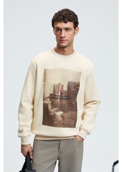 ALARIC Erkek Yuvarlak Yaka Önü Baskılı Regular Fit Ekru Sweatshirt fiyatları