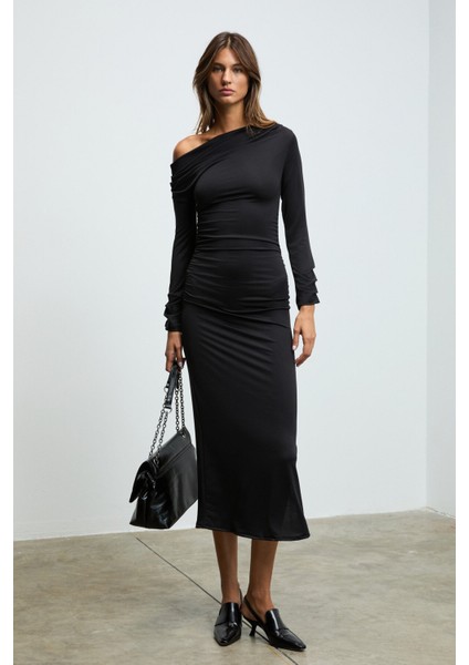 SULTROY Kadın Asimetrik Yakalı Büzgü Detaylı Uzun Kollu Siyah Elbise