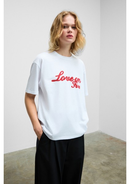 LUSUTA Kadın Yumuşak Ve Esnek Kumaşlı Baskı Detaylı Bisiklet Yakalı Beyaz T-Shirt fiyatları