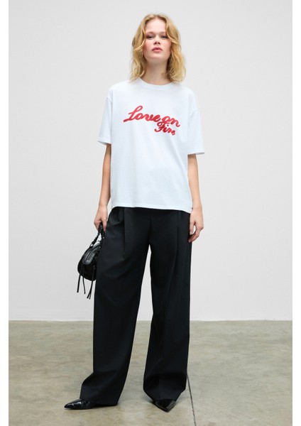 LUSUTA Kadın Yumuşak Ve Esnek Kumaşlı Baskı Detaylı Bisiklet Yakalı Beyaz T-Shirt fırsatları