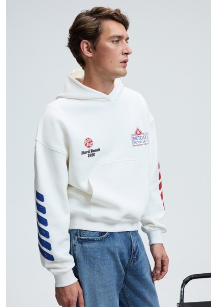 ABISMO Erkek Kapüşonlu Kanguru Cepli Kolları ve Sırtı Baskılı Relaxed Fit Beyaz Sweatshirt indirimleri