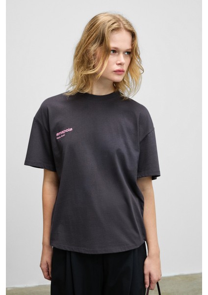 FINA Kadın Sırt Baskı Detaylı Regular Fit Bisiklet Yakalı %100 Organik Pamuklu Antrasit T-Shirt fiyatları