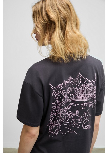 FINA Kadın Sırt Baskı Detaylı Regular Fit Bisiklet Yakalı %100 Organik Pamuklu Antrasit T-Shirt