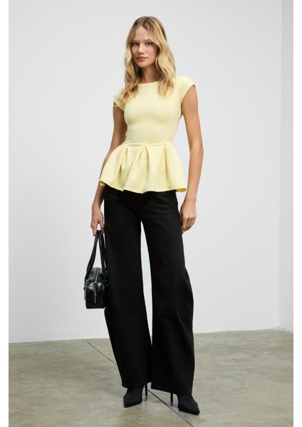 ROLLIE Kadın Bisiklet Yaka Arkada Damla Düğme Detaylı Mini Kısa Kollu Etek Ucu Pileli Peplum Sarı Bl fırsatları