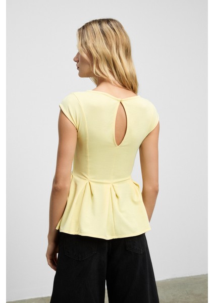 ROLLIE Kadın Bisiklet Yaka Arkada Damla Düğme Detaylı Mini Kısa Kollu Etek Ucu Pileli Peplum Sarı Bl