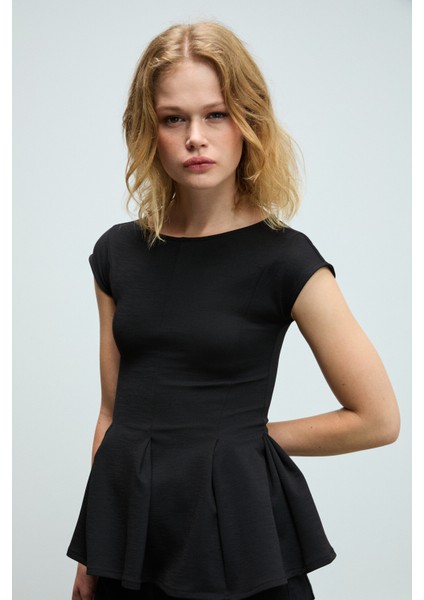 ROLLIE Kadın Bisiklet Yaka Arkada Damla Düğme Detaylı Mini Kısa Kollu Etek Ucu Pileli Peplum Siyah B