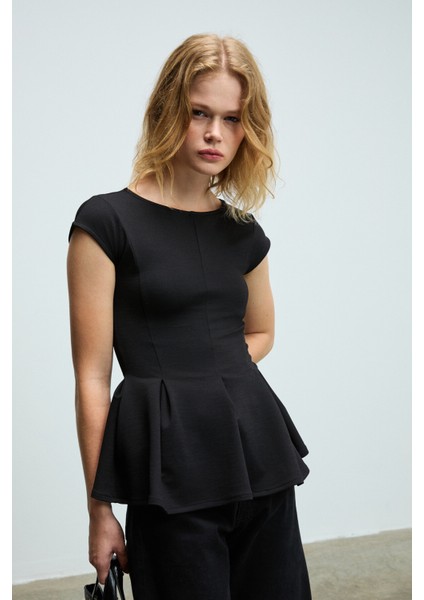 ROLLIE Kadın Bisiklet Yaka Arkada Damla Düğme Detaylı Mini Kısa Kollu Etek Ucu Pileli Peplum Siyah B fiyatları
