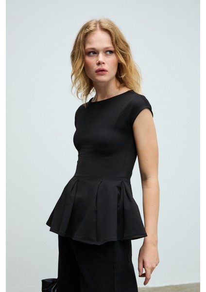 ROLLIE Kadın Bisiklet Yaka Arkada Damla Düğme Detaylı Mini Kısa Kollu Etek Ucu Pileli Peplum Siyah B modelleri