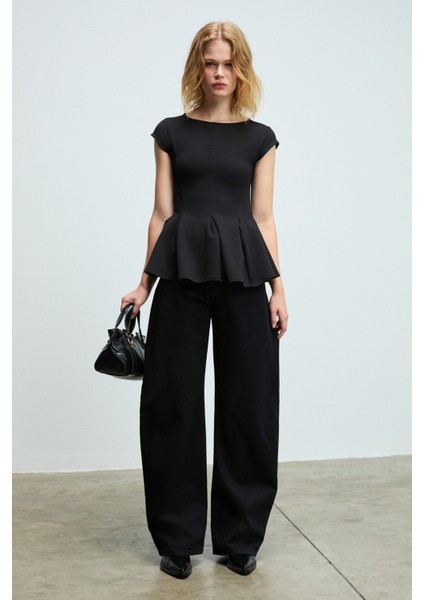 ROLLIE Kadın Bisiklet Yaka Arkada Damla Düğme Detaylı Mini Kısa Kollu Etek Ucu Pileli Peplum Siyah B fırsatları