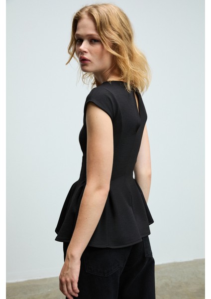 ROLLIE Kadın Bisiklet Yaka Arkada Damla Düğme Detaylı Mini Kısa Kollu Etek Ucu Pileli Peplum Siyah B indirimleri