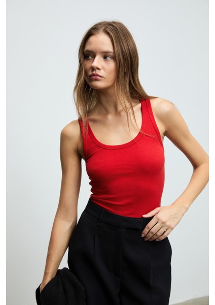 Lıllesol Kadın Fitilli Görünümlü Slim Fit Vücuda Oturan Havuz Yakalı Pamuklu Basic Kırmızı Atlet modelleri