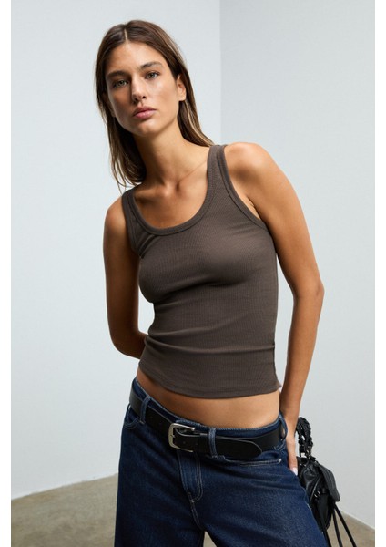 Lıllesol Kadın Fitilli Görünümlü Slim Fit Vücuda Oturan Havuz Yakalı Pamuklu Basic Kahverengi Atlet