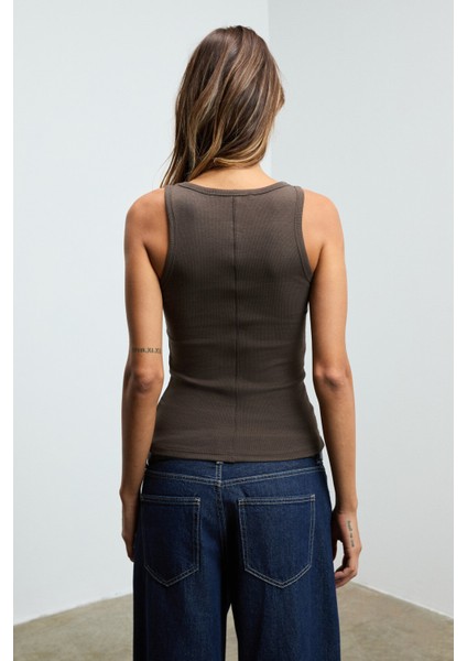 Lıllesol Kadın Fitilli Görünümlü Slim Fit Vücuda Oturan Havuz Yakalı Pamuklu Basic Kahverengi Atlet