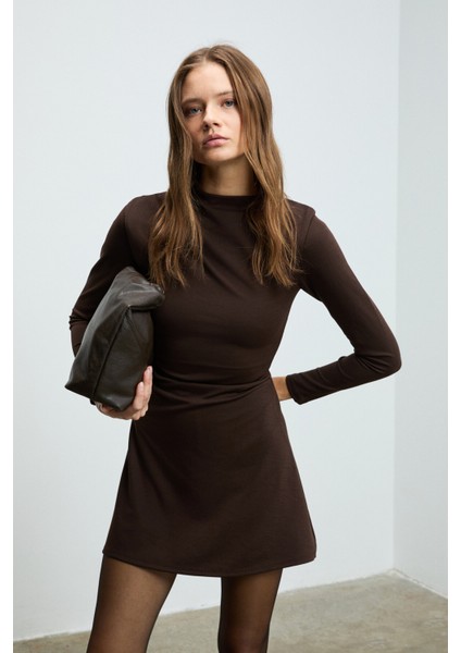 VELIRA Kadın Omuz Ve Bel Kısmında Pile Detaylı Sıfır Yaka Fermuarlı Uzun Kollu Mini Kahverengi Elbis