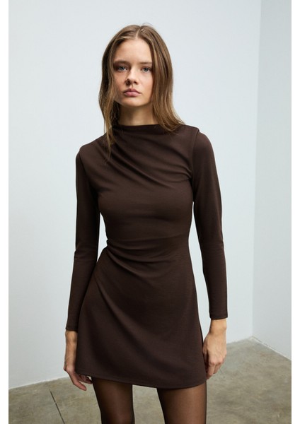 VELIRA Kadın Omuz Ve Bel Kısmında Pile Detaylı Sıfır Yaka Fermuarlı Uzun Kollu Mini Kahverengi Elbis fiyatları